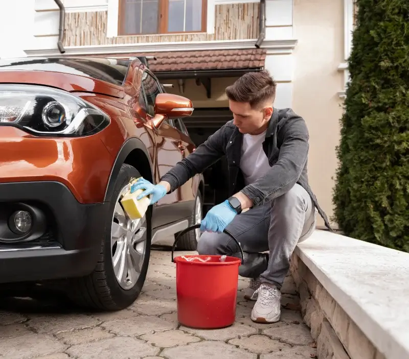 Lavage auto à domicile Saint-Michel-de-Dèze : professionnel intervenant sur un véhicule